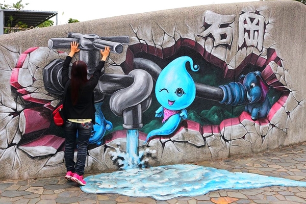 九房里漫遊童話3D互動式彩繪、0蛋月台地景彩繪：【台中景點】石岡0蛋月台&3D彩繪~在地景點通通進入彩繪的素材裡，除了騎鐵馬欣賞沿途景色，順道遊訪石岡3D彩繪的大變身