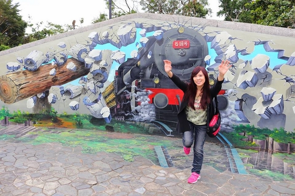 九房里漫遊童話3D互動式彩繪、0蛋月台地景彩繪：【台中景點】石岡0蛋月台&3D彩繪~在地景點通通進入彩繪的素材裡，除了騎鐵馬欣賞沿途景色，順道遊訪石岡3D彩繪的大變身