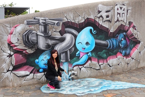 九房里漫遊童話3D互動式彩繪、0蛋月台地景彩繪：【台中景點】石岡0蛋月台&3D彩繪~在地景點通通進入彩繪的素材裡，除了騎鐵馬欣賞沿途景色，順道遊訪石岡3D彩繪的大變身