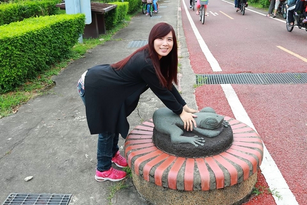 九房里漫遊童話3D互動式彩繪、0蛋月台地景彩繪：【台中景點】石岡0蛋月台&3D彩繪~在地景點通通進入彩繪的素材裡，除了騎鐵馬欣賞沿途景色，順道遊訪石岡3D彩繪的大變身