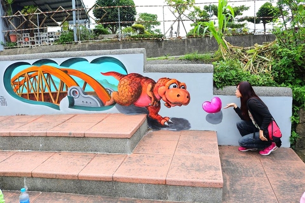 九房里漫遊童話3D互動式彩繪、0蛋月台地景彩繪：【台中景點】石岡0蛋月台&3D彩繪~在地景點通通進入彩繪的素材裡，除了騎鐵馬欣賞沿途景色，順道遊訪石岡3D彩繪的大變身