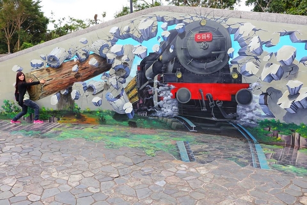 九房里漫遊童話3D互動式彩繪、0蛋月台地景彩繪：【台中景點】石岡0蛋月台&3D彩繪~在地景點通通進入彩繪的素材裡，除了騎鐵馬欣賞沿途景色，順道遊訪石岡3D彩繪的大變身