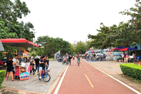 九房里漫遊童話3D互動式彩繪、0蛋月台地景彩繪：【台中景點】石岡0蛋月台&3D彩繪~在地景點通通進入彩繪的素材裡，除了騎鐵馬欣賞沿途景色，順道遊訪石岡3D彩繪的大變身