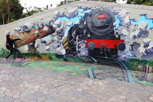 九房里漫遊童話3D互動式彩繪、0蛋月台地景彩繪：【台中景點】石岡0蛋月台&3D彩繪~在地景點通通進入彩繪的素材裡，除了騎鐵馬欣賞沿途景色，順道遊訪石岡3D彩繪的大變身