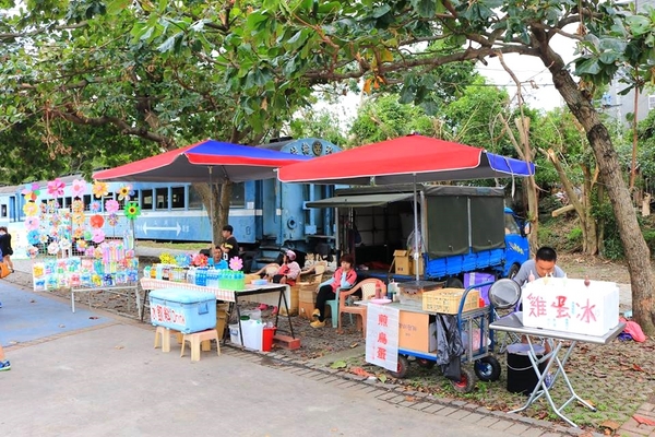 九房里漫遊童話3D互動式彩繪、0蛋月台地景彩繪：【台中景點】石岡0蛋月台&3D彩繪~在地景點通通進入彩繪的素材裡，除了騎鐵馬欣賞沿途景色，順道遊訪石岡3D彩繪的大變身