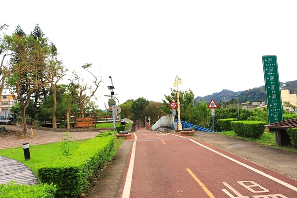 九房里漫遊童話3D互動式彩繪、0蛋月台地景彩繪：【台中景點】石岡0蛋月台&3D彩繪~在地景點通通進入彩繪的素材裡，除了騎鐵馬欣賞沿途景色，順道遊訪石岡3D彩繪的大變身