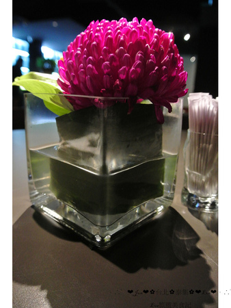 泰集 Thai Bazaar:【食記】oO。o○台北 大安區 泰集 Thai Bazaar 涼拌大薄片 月亮蝦餅 金錢蝦餅 綠咖哩嫩雞 咖哩魚片 椒麻雞 打拋豬 蝦醬空心菜 摩摩喳喳 泰式奶茶 吃過後,馬上把我心中第一家泰式料理店打下~oO。o○。