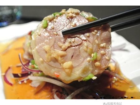 泰集 Thai Bazaar:【食記】oO。o○台北 大安區 泰集 Thai Bazaar 涼拌大薄片 月亮蝦餅 金錢蝦餅 綠咖哩嫩雞 咖哩魚片 椒麻雞 打拋豬 蝦醬空心菜 摩摩喳喳 泰式奶茶 吃過後,馬上把我心中第一家泰式料理店打下~oO。o○。