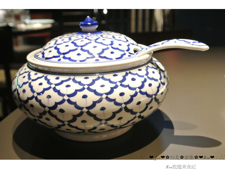 泰集 Thai Bazaar:【食記】oO。o○台北 大安區 泰集 Thai Bazaar 涼拌大薄片 月亮蝦餅 金錢蝦餅 綠咖哩嫩雞 咖哩魚片 椒麻雞 打拋豬 蝦醬空心菜 摩摩喳喳 泰式奶茶 吃過後,馬上把我心中第一家泰式料理店打下~oO。o○。