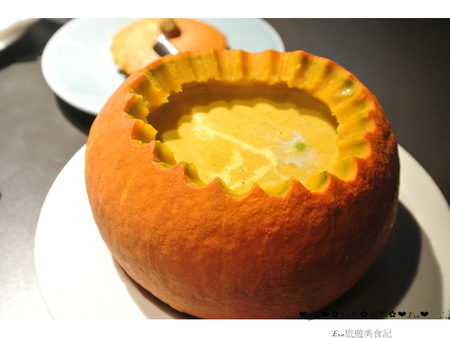 泰集 Thai Bazaar:【食記】oO。o○台北 大安區 泰集 Thai Bazaar 涼拌大薄片 月亮蝦餅 金錢蝦餅 綠咖哩嫩雞 咖哩魚片 椒麻雞 打拋豬 蝦醬空心菜 摩摩喳喳 泰式奶茶 吃過後,馬上把我心中第一家泰式料理店打下~oO。o○。