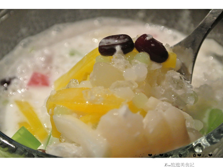 泰集 Thai Bazaar:【食記】oO。o○台北 大安區 泰集 Thai Bazaar 涼拌大薄片 月亮蝦餅 金錢蝦餅 綠咖哩嫩雞 咖哩魚片 椒麻雞 打拋豬 蝦醬空心菜 摩摩喳喳 泰式奶茶 吃過後,馬上把我心中第一家泰式料理店打下~oO。o○。