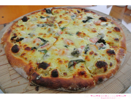 清境龍莊日式會館 -虫二小山：【食記】oO。。南投　合歡山　清境　虫二小山　pizza　潛艇堡　墨西哥捲　窯烤麵包　奶茶　咖啡　窯烤　上山吃膩小７和合菜的朋友，想要在高山吃窯烤ｐｉｚｚａ這是個新選擇！oO。o○。　