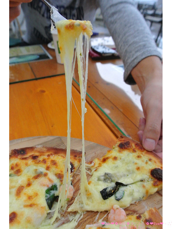 清境龍莊日式會館 -虫二小山：【食記】oO。。南投　合歡山　清境　虫二小山　pizza　潛艇堡　墨西哥捲　窯烤麵包　奶茶　咖啡　窯烤　上山吃膩小７和合菜的朋友，想要在高山吃窯烤ｐｉｚｚａ這是個新選擇！oO。o○。　