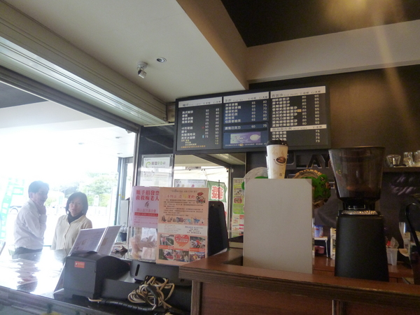 Play Coffee 普雷咖啡：【苗栗頭份】推薦薄脆有嚼勁的薄餅系列，以及獨樹一格的老闆娘－普雷咖啡