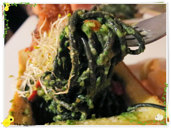 台北-板橋-花吃-花的禮物餐廳-雞腿墨魚青醬義大利麵