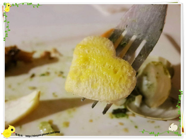 台北-板橋-花吃-花的禮物餐廳-雞腿墨魚青醬義大利麵-雞腿