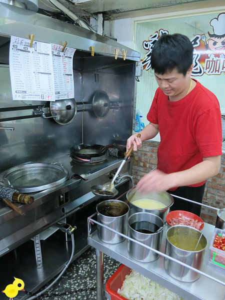 台北-三重-雞籠咖哩炒麵-料多味美的美食小吃-咖哩炒飯-咖哩米粉-赤肉湯-豬肝湯