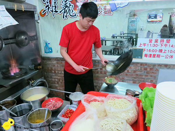 台北-三重-雞籠咖哩炒麵-料多味美的美食小吃-咖哩炒飯-咖哩米粉-赤肉湯-豬肝湯