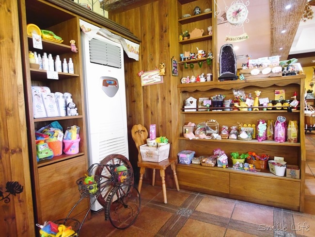 │食。頭份│儷池咖啡屋。自然鄉村童趣餐廳。草坪、餵魚親子近郊首選