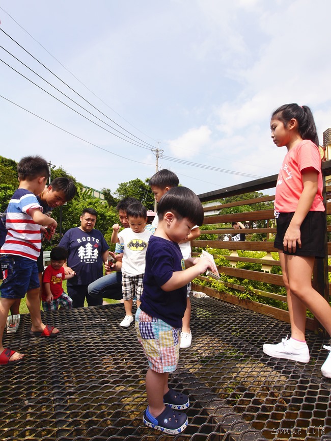 │食。頭份│儷池咖啡屋。自然鄉村童趣餐廳。草坪、餵魚親子近郊首選