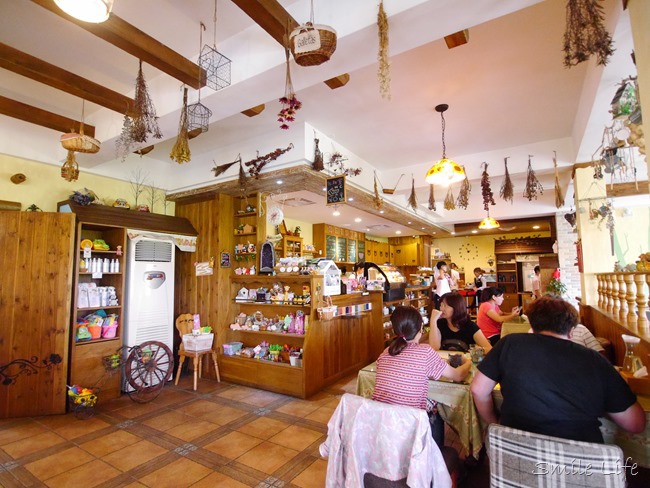 │食。頭份│儷池咖啡屋。自然鄉村童趣餐廳。草坪、餵魚親子近郊首選