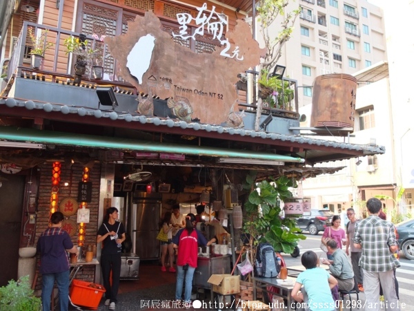 台灣黑輪2元:【美食特搜。台南中西區】台灣黑輪。懷舊復古的店頭裝潢 一串台幣2塊錢的扛霸子黑輪串