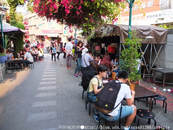 台灣黑輪2元:【美食特搜。台南中西區】台灣黑輪。懷舊復古的店頭裝潢 一串台幣2塊錢的扛霸子黑輪串