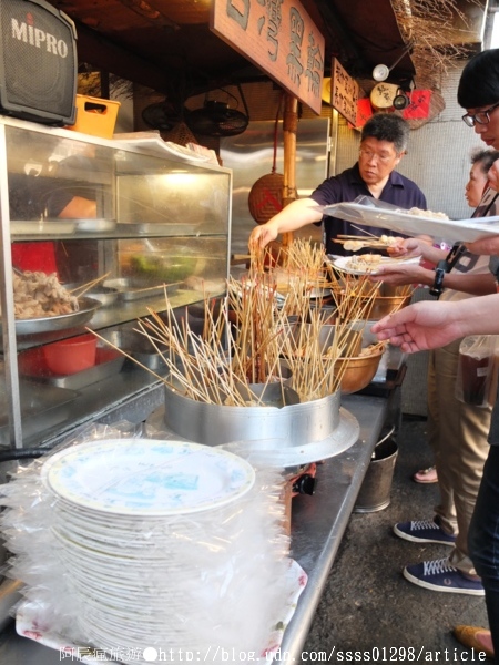 台灣黑輪2元:【美食特搜。台南中西區】台灣黑輪。懷舊復古的店頭裝潢 一串台幣2塊錢的扛霸子黑輪串