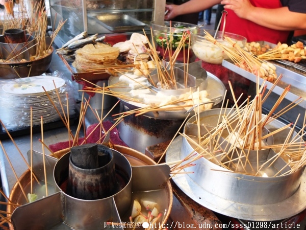 台灣黑輪2元:【美食特搜。台南中西區】台灣黑輪。懷舊復古的店頭裝潢 一串台幣2塊錢的扛霸子黑輪串