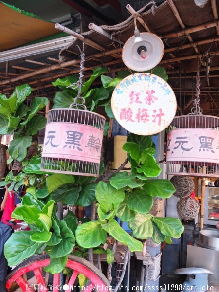 台灣黑輪2元:【美食特搜。台南中西區】台灣黑輪。懷舊復古的店頭裝潢 一串台幣2塊錢的扛霸子黑輪串