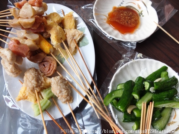 台灣黑輪2元:【美食特搜。台南中西區】台灣黑輪。懷舊復古的店頭裝潢 一串台幣2塊錢的扛霸子黑輪串