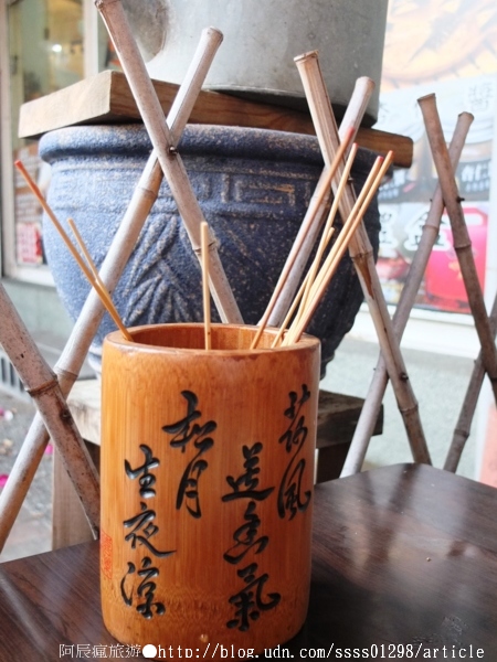 台灣黑輪2元:【美食特搜。台南中西區】台灣黑輪。懷舊復古的店頭裝潢 一串台幣2塊錢的扛霸子黑輪串