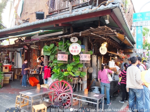 台灣黑輪2元:【美食特搜。台南中西區】台灣黑輪。懷舊復古的店頭裝潢 一串台幣2塊錢的扛霸子黑輪串