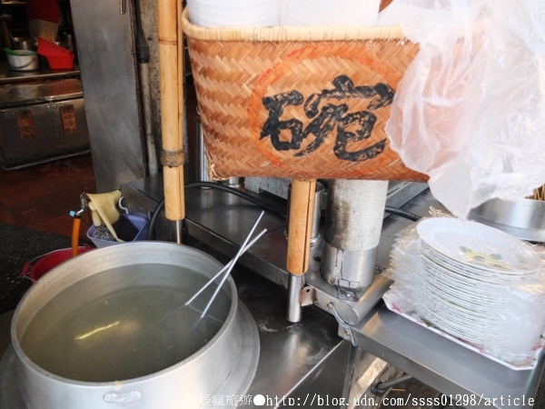 台灣黑輪2元:【美食特搜。台南中西區】台灣黑輪。懷舊復古的店頭裝潢 一串台幣2塊錢的扛霸子黑輪串