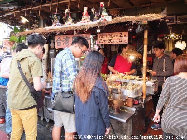 台灣黑輪2元:【美食特搜。台南中西區】台灣黑輪。懷舊復古的店頭裝潢 一串台幣2塊錢的扛霸子黑輪串