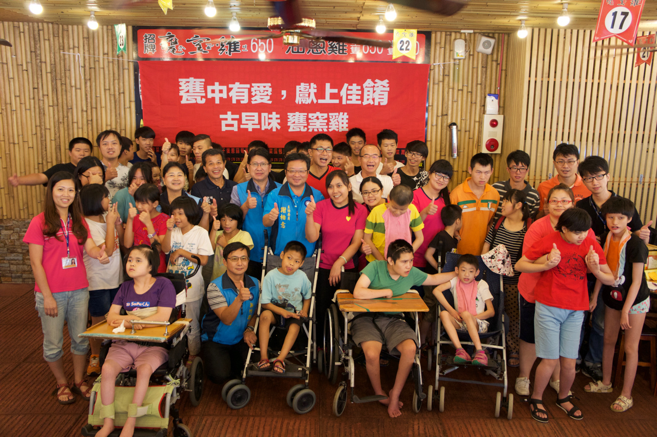 20160821《新竹芎林美食》台灣古早味甕窯雞-新竹風城店 千萬別只點招牌甕窯雞其實少見的新鮮野菜更是必點︱ 竹東交流道附近附免費停車場 ~活動花絮影片 (1).jpg