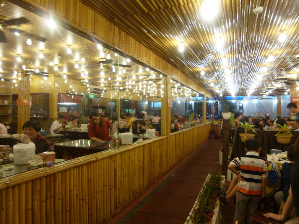 台灣古早味甕窯雞(新竹店)：【新竹芎林】金碧輝煌甕窯城，生意好到炸掉－台灣古早味甕窯雞