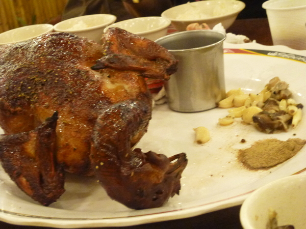 台灣古早味甕窯雞(新竹店)：【新竹芎林】金碧輝煌甕窯城，生意好到炸掉－台灣古早味甕窯雞