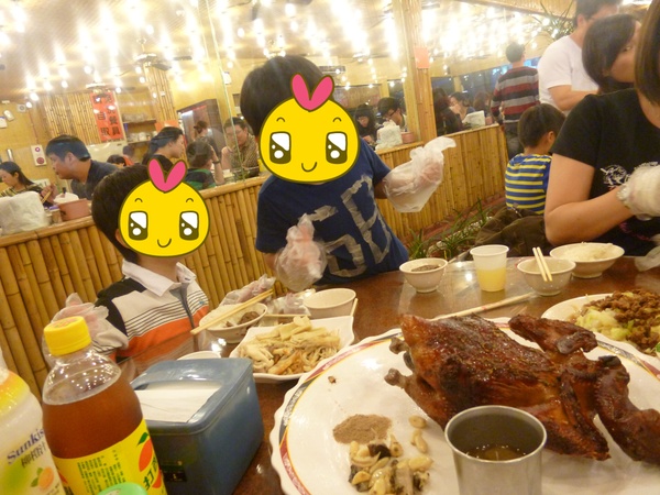 台灣古早味甕窯雞(新竹店)：【新竹芎林】金碧輝煌甕窯城，生意好到炸掉－台灣古早味甕窯雞