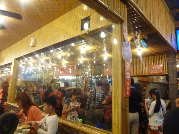 台灣古早味甕窯雞(新竹店)：【新竹芎林】金碧輝煌甕窯城，生意好到炸掉－台灣古早味甕窯雞