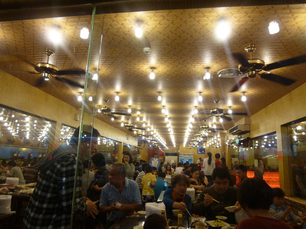 台灣古早味甕窯雞(新竹店)：【新竹芎林】金碧輝煌甕窯城，生意好到炸掉－台灣古早味甕窯雞