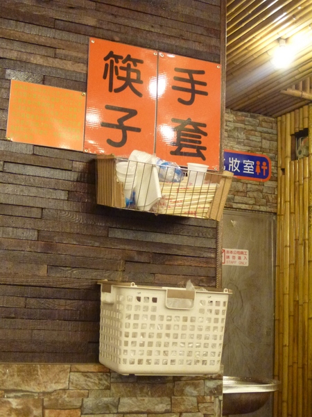 台灣古早味甕窯雞(新竹店)：【新竹芎林】金碧輝煌甕窯城，生意好到炸掉－台灣古早味甕窯雞