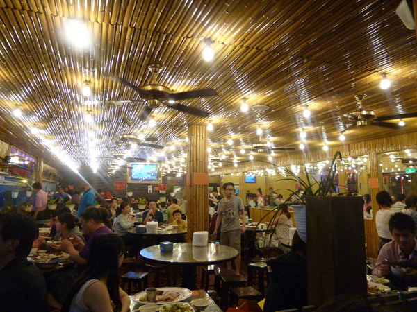 台灣古早味甕窯雞(新竹店)：【新竹芎林】金碧輝煌甕窯城，生意好到炸掉－台灣古早味甕窯雞