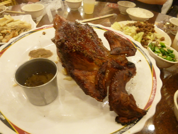 台灣古早味甕窯雞(新竹店)：【新竹芎林】金碧輝煌甕窯城，生意好到炸掉－台灣古早味甕窯雞