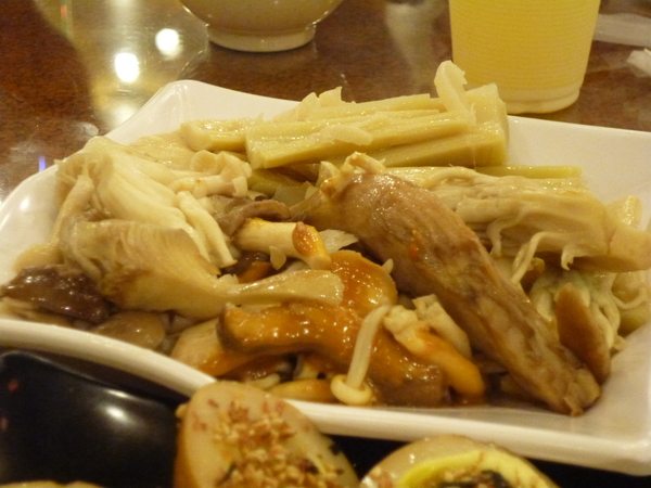 台灣古早味甕窯雞(新竹店)：【新竹芎林】金碧輝煌甕窯城，生意好到炸掉－台灣古早味甕窯雞