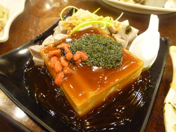 台灣古早味甕窯雞(新竹店)：【新竹芎林】金碧輝煌甕窯城，生意好到炸掉－台灣古早味甕窯雞