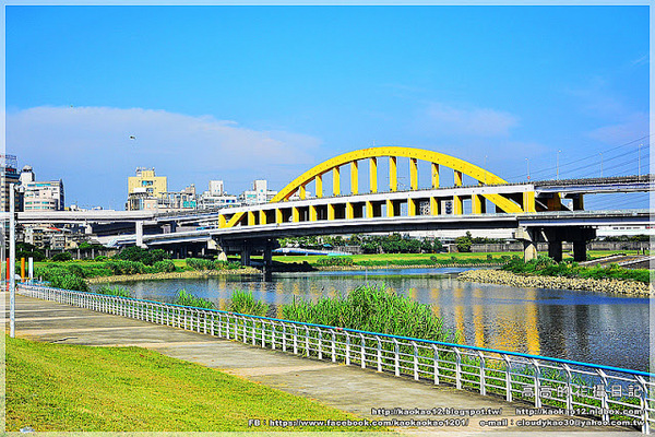 彩虹橋：【臺北】松山區。成美左岸河濱公園 彩虹橋畔《心有鎖屬》ＬＯＶＥ 愛情鎖