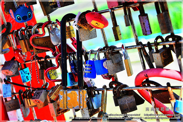 彩虹橋：【臺北】松山區。成美左岸河濱公園 彩虹橋畔《心有鎖屬》ＬＯＶＥ 愛情鎖