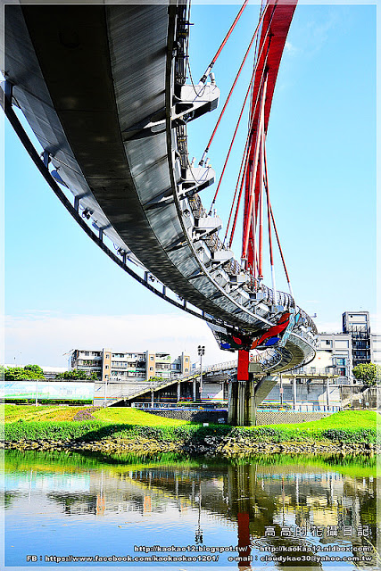彩虹橋：【臺北】松山區。成美左岸河濱公園 彩虹橋畔《心有鎖屬》ＬＯＶＥ 愛情鎖