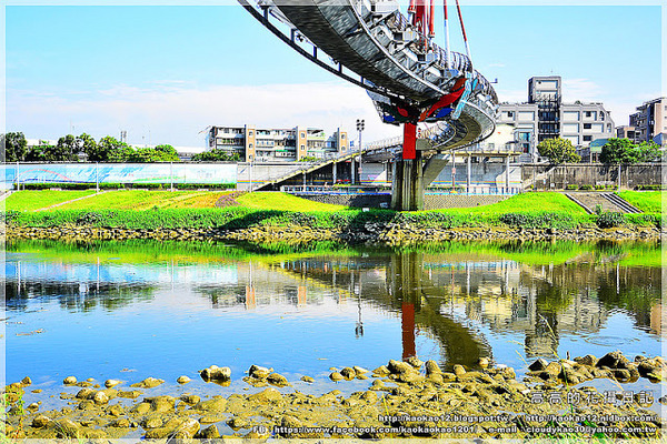 彩虹橋：【臺北】松山區。成美左岸河濱公園 彩虹橋畔《心有鎖屬》ＬＯＶＥ 愛情鎖